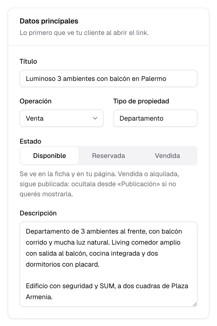 Los datos de una ficha: título, operación, tipo de propiedad, estado Disponible, Reservada o Vendida, y descripción